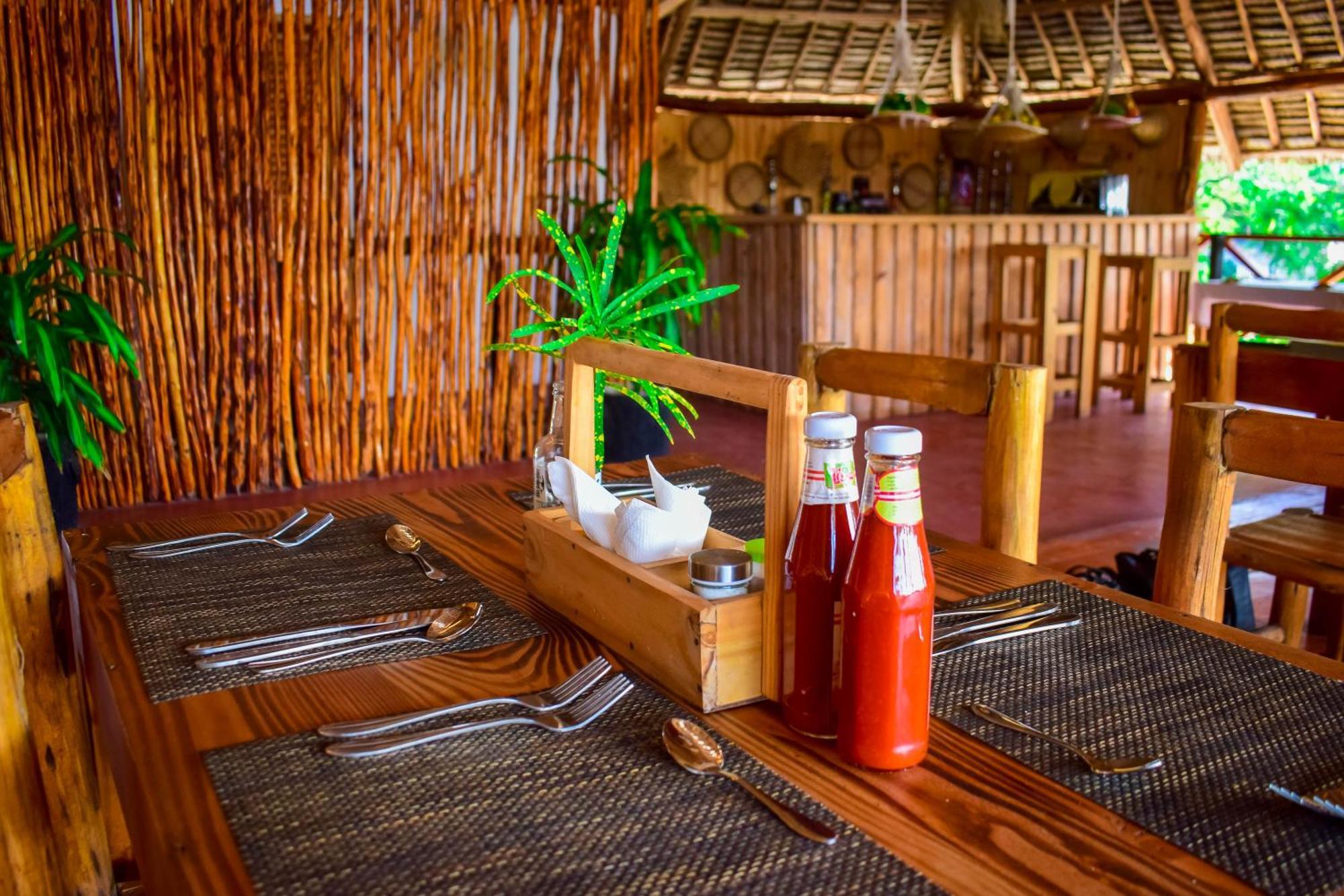 Uhuru House And Restaurant 南威 外观 照片